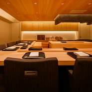 オープンキッチンのカウンター席から眺める大将の手捌きは、まさに職人技。ライブ感あふれる調理風景に加え、丁寧なサービスが大切な日をより思い出深いものにしてくれます。特別な日を、美食と共に心に刻んでみて。