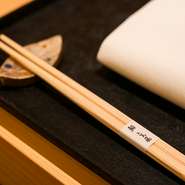 職人の丁寧な仕事と洗練された空間が、特別なひとときを演出。日本料理の流れを汲んだ鮨のフルコースで、食通の方にもきっと満足していただけるはず。大切な人をお迎えするビジネスシーンでも訪れたい一軒です。