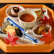 魚介と野菜の品をそれぞれバランスよく盛付けた一品。寿司店のつまみを思わせる繊細な味わいが魅力です。煮鮑やあん肝など、季節ごとの味覚を存分に楽しめます。（ランチ・フルコースのみのご提供）