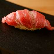 豊洲市場から仕入れた新鮮な国産マグロのトロは、贅沢な口溶けが特徴です。口に運ぶと、脂の甘さが広がり、上質なマグロならではの旨みを堪能できます。職人技で仕上げられた、鮨の定番を存分に味わって。