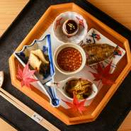 近藤氏が日本料理の伝統を活かしつつ新たな風を吹き込んだ、オリジナリティあふれる一皿です。旬の食材を主役にし、器との調和を考えた美しい盛付けが特徴。まるで季節そのものを味わうかのようなおいしさです。