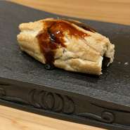 近藤氏が食べたときに衝撃を受けたのが、対馬産の穴子。脂のりが素晴らしく、自分でもそのおいしさを届けたいと、九州の鮮魚店から直接仕入れることになったんだそう。堂々たる旨みに、思わず笑みがこぼれます。