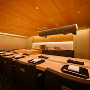 落ち着いた雰囲気の中で職人が握る鮨は、伝統的な技法に基づきながらも独自の発想で仕上げられ、視覚と味覚の両方を楽しませてくれます。料理はどれも丁寧で、上質な時間を求める人にとって最適の一軒です。