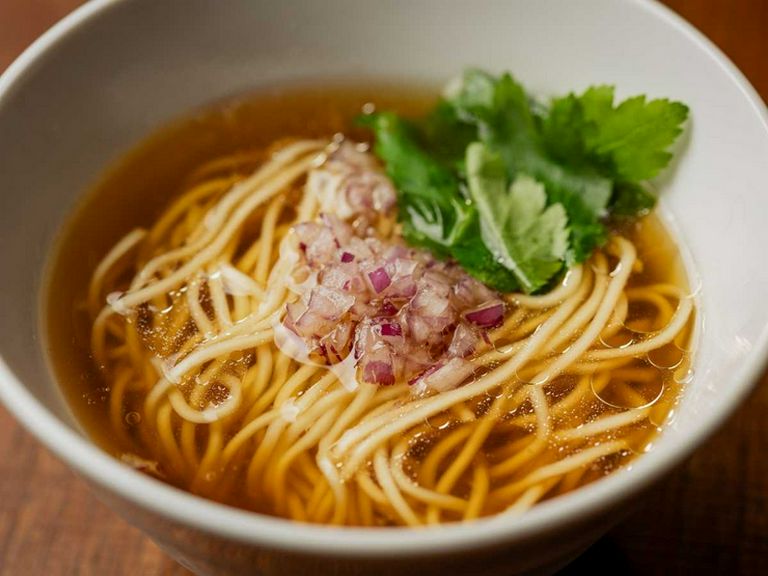 締めに頼みたい至福の一杯『特選銘柄豚の特製コンソメラーメン』