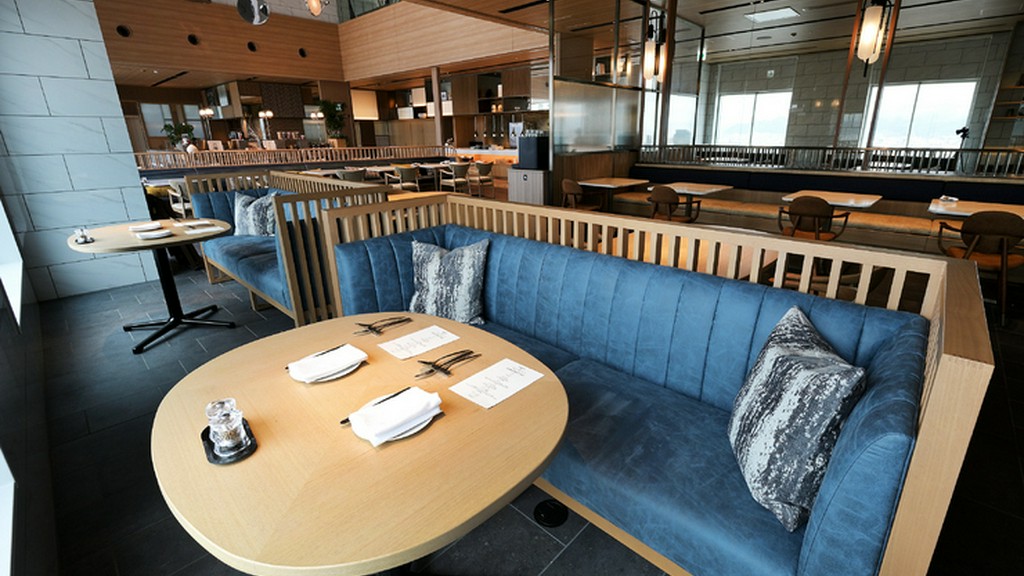 優しく包み込むソファーで、二人だけの時間をゆったりと刻む