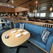 店内には、二人の時間を華やかに演出するカップルシートが用意されています。普段使いのデートや記念日のデートにオススメ。優しく包み込むソファーで、二人だけの時間をゆったりと刻むことができます。