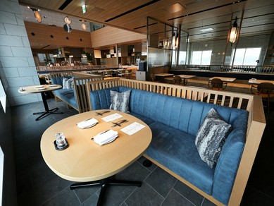 優しく包み込むソファーで、二人だけの時間をゆったりと刻む