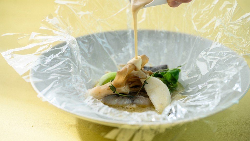 旬の鮮魚と、味と香りが秀逸のブランドキノコの包み焼き『鮮魚と九頭竜舞茸の包み焼き』