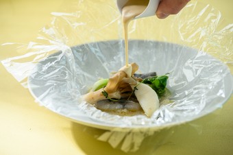 旬の鮮魚と、味と香りが秀逸のブランドキノコの包み焼き『鮮魚と九頭竜舞茸の包み焼き』