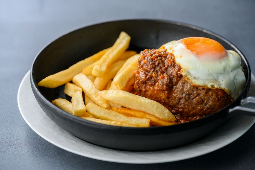 噛むと肉汁が溢れる逸品。ボリュームたっぷり『和牛粗挽きミンチの鉄板ハンバーグ　デミグラスソース』