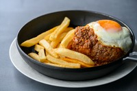 水分が飛び、赤身の旨みがしっかり凝縮しているのが特徴の和牛粗挽きミンチ。250ｇとボリュームたっぷりなので食べ応え十分です。しっかりとした歯ごたえのハンバーグは、噛むと肉汁が溢れます。