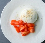 福井のブランドミディトマト越のルビーとプラータチーズのハーモニーをお楽しみいただける一品です