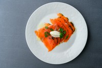 福井が誇るブランド魚を北欧風マリネに『福井サーモンのマリネディル風味　サワークリーム』
