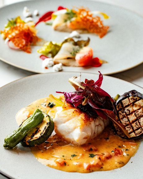 前菜から魚料理、肉料理、デザートまでついたランチフルコースです。記念日などにぜひどうぞ