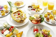 シェフ厳選の食材を楽しむフルコース。オープンキッチンならではのライブ感溢れる演出が五感を刺激します