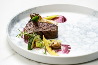 デリサラダ、スープ、パン、デザート、コーヒーは自分流に選べるビュッフェスタイル。90分制