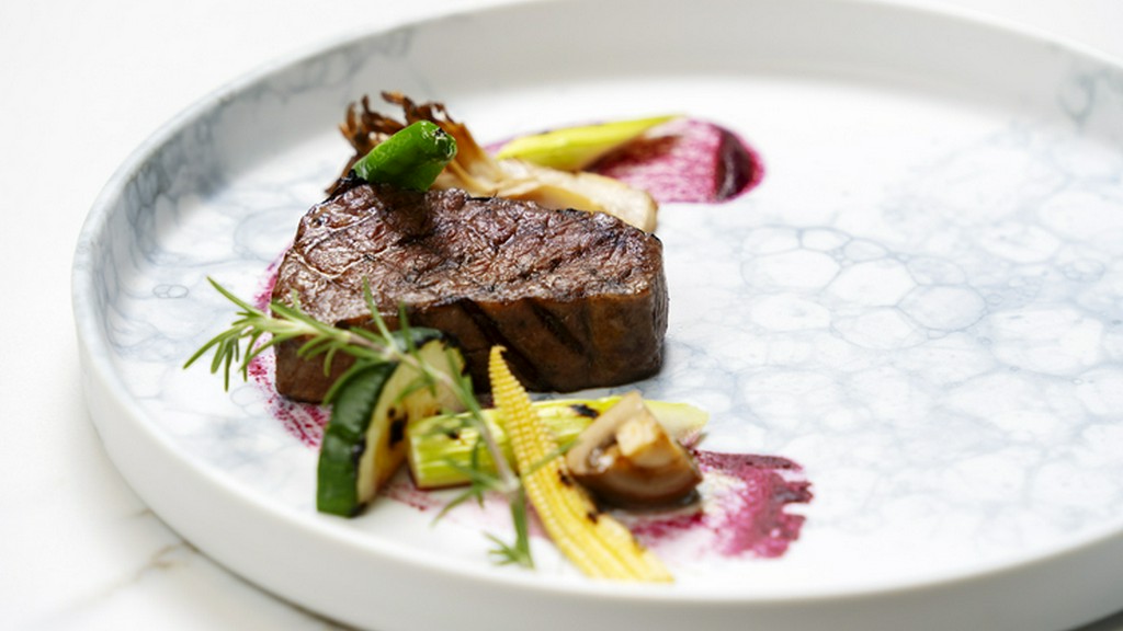 シェフ厳選の食材を楽しむフルコース。オープンキッチンならではのライブ感溢れる演出が五感を刺激します。