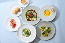 前菜・スープ・魚・黒毛和牛・デザートと旬食材を使用した5品のコース