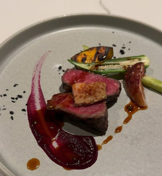 前菜から魚料理、肉料理、デザートまでついたランチフルコースです。記念日などにぜひどうぞ