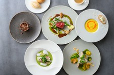 前菜・スープ・魚・黒毛和牛・デザートと旬食材を使用した5品のコース