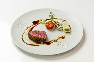 コースのメイン黒毛和牛のイチボのグリル