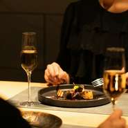 ビジネス利用はもちろん、家族との食事から大切な記念日まで使えるレストランです。ホテル内にある大人の隠れ家のような落ち着きのある雰囲気。色彩豊かな料理で、記憶に残る食事を演出しています。