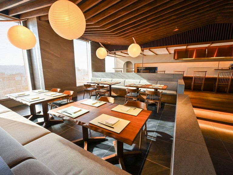 伝統的な和の要素と、モダンな雰囲気が融合した日本料理店