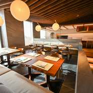 店内は、大きな窓ガラスから光が差し込む、明るく開放的な空間です。福井の名峰「白山連峰」をオマージュしてつくられた天井は必見。和の空間でありながらモダンな雰囲気を演出しています。