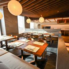 伝統的な和の要素と、モダンな雰囲気が融合した日本料理店