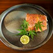 【日本料理 FUKUI (福い)】では、料理に使用する食器類にもこだわっています。越前焼や越前漆器、若狭塗の箸など、地元の伝統工芸品を使用。食器でも料理の味や雰囲気の変化を体感できます。