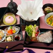 四季折々の旬材を、目にも鮮やかに盛り付けました。
ふたを開けた瞬間、広がる彩りと香り。
料理長のこだわりが詰まった、心ときめく“食の玉手箱”をぜひご堪能ください。