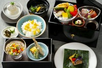 四季折々の旬材を、目にも鮮やかに盛り付けました。
ふたを開けた瞬間、広がる彩りと香り。
料理長のこだわりが詰まった、心ときめく“食の玉手箱”をぜひご堪能ください。