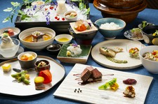 日本海で獲れた新鮮な海の幸をはじめ、旬の野菜や地酒など四季折々の福井の味覚をご堪能下さい。