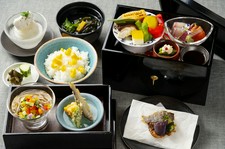 メイン「太刀魚の奉書焼き」～旬の味覚を彩り豊かに盛り込んだ贅沢な玉手箱～