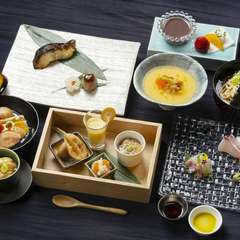 繊細な技と心を込めたおまかせ懐石『越前』は、地元・越前の風土と旬を五感で味わう特別なひととき。
