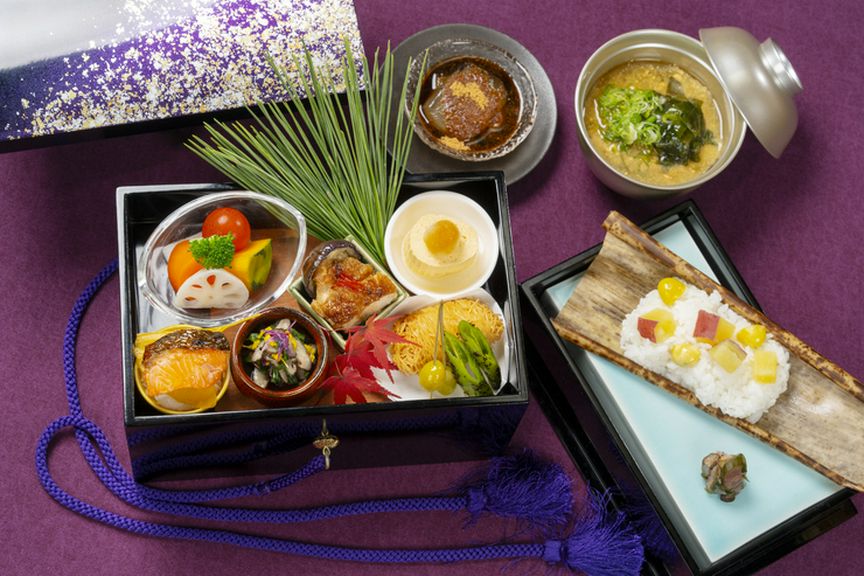 ふたを開けた瞬間、広がる彩りと香り。
料理長のこだわりが詰まった“食の玉手箱”をぜひご堪能ください。