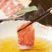 御食国の美しき至宝と呼ばれる若狭ぐじ。オリジナルのかけだれ（若狭地）を継ぎ足して、１年半寝かせた専用のたれで焼き上げる逸品です。たれを寝かせることで、旨みが更に引き立っています。