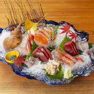 地元福井の調味料を使用。中でも醤油は料理に合わせて調合し5種類用意されています。また、蔵元が多く、酒造りが盛んな福井にちなみ、日本酒は地酒のみを用意。珍しい銘柄も取り揃えています。