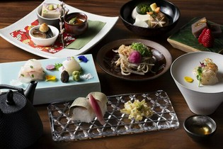 料理に合わせて調合する5種類の醤油と、地元福井の地酒