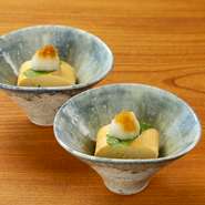 提供される料理は、漬物・水菓子含めて、すべて店で手づくりされています。料理に使われる料理長こだわりの“出汁”は、色々な種類の花かつおと昆布を使用し、時間をかけてゆっくり抽出しています。