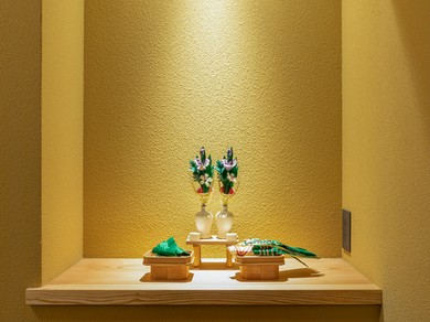 店主が集めた古美術品が季節を伝える