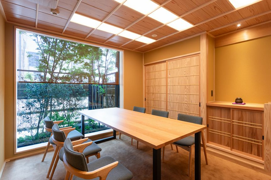 2〜4名のプライベート空間、グループ利用可能な個室を完備
