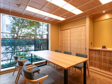 2〜4名のプライベート空間、グループ利用可能な個室を完備