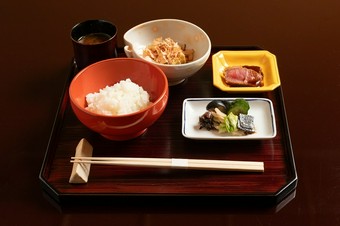 お昼限定のお献立
浜町緒ばたのお昼時の雰囲気を気軽にお楽しみいただけます。