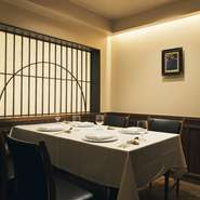 プライベートな時間を過ごすことができる個室は全5室、2～8名まで利用可能です。「小林シェフといえば…」というお馴染みの料理を味わいたい方は個室をご予約ください。