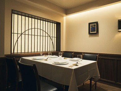 至高のスペシャリテのコースを満喫できる風情漂う個室が充実