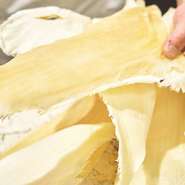 6種類ものフカヒレや50年ものの陳皮といった非常に稀少な乾物を取り揃えています。さらに、ミートスペシャリストである沼本憲明氏が手掛ける「高森和牛」や能登のNOTO 高農園から届く四季折々の野菜もお楽しみに。