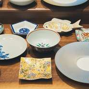 これまでコレクションしてきた有田焼や古伊万里などの骨董に加え、グランメゾン・シェフたちに選ばれている「J.L Coquet」のプレートや「STAUB」のココット、作家もののガラスなど新たな器を取り入れています。