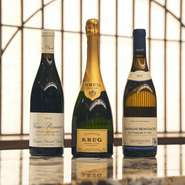 小林氏が生み出す繊細な料理に合うテイストを2人のソムリエがセレクト。『KRUG』をはじめとする珠玉の銘柄を多彩に揃えます。ペアリングコースは、杯数や量を選ぶことができますのでご相談ください。