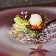 雲丹と醤油のフォーム、その下にはイクラの醤油漬けや香港の赤酢を使った酢飯などがワンスプーンに。奥には、バジルソースで和えた春雨やアボカド、揚げワンタン、キャビアなどを重ねて。カウンターにて提供。